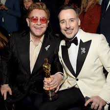 Elton john surprised a crowd at a restaurant yesterday (august 14) with an impromptu performance of his new collaboration with dua lipa. An Elton John Acceptance Speech Is Embroiled In A Strange Custody Battle Vanity Fair
