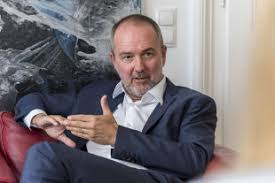 Dafür eröffnet der mediziner die haut des örtlich betäubten hodensacks an beiden seiten für wenige millimeter. Elisabeth Kostinger Die Leute Haben Das Streiten Satt Die Furche