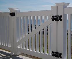 Lag en enkel hageport på solide stolper. Gjerde5 Sprossefabrikken Alesund