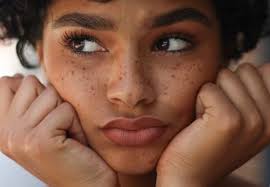 Le nævus mélanocytaire, plus communément appelé point ou grain de beauté, est une petite tache de forme généralement circulaire ou ovale, située sur le dessus de la peau. Ce Que Vos Grains De Beaute Disent De Vous My Little Beauty