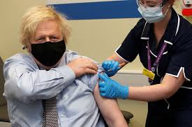 Los cdc y la fda están revisando datos de seis casos reportados en estados unidos de un tipo de coágulo sanguíneo raro y severo producido en individuos después de recibir la vacuna. Boris Johnson Recibe La Primera Dosis De La Vacuna Contra El Covid 19 De Astrazeneca La Tercera