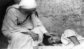 Kết quả hình ảnh cho hinh anh me teresa calcutta va cham soc nguoi cung kho co cuc"