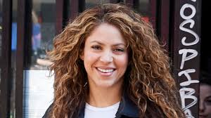 Слушать песни и музыку shakira онлайн. Shakira Just Dyed Her Hair Fire Engine Red See The Photos Allure