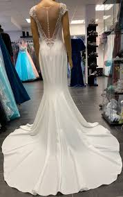 Für eine schöne hochzeit, wie sie sich die meisten bräute vorstellen, muss. Brautmode Und Abendmode Von Sunnyf De In Bremen Dorinda Schlichtes Brautkleid Mit Sexy Rucken Meermaidschnitt Und Langer Schleppe