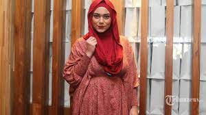Ia merasa maia estianty cocok untuk dijadikan tempat mencurahkan. Thalita Latief Suami Enggak Maksain Berjilbab Dia Lebih Rock N Roll Tribunnews Com Mobile