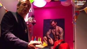 Même s'il souhaiterait être le plus grand champion de l'émission, il ne serait pas déçu de se faire éliminer avant. Pour Son Anniversaire Zette La Voix Des 12 Coups De Midi Se Montre Pour