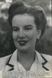 1943 Press Photo Socialite Nancy Oakes de Marigny at home in Nassau,  Bahamas