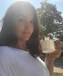 Monica Reis's Instagram, Twitter & Facebook