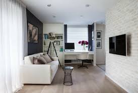 Pequeñas y en algunas ocasiones con pocas entradas de luz natural, estas casas deberán priorizar la elección de colores claros y neutros, para generar sensaciones de mayor amplitud. Como Decorar Casas Pequenas Consejos Para Un Diseno Moderno