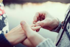 Zwyczaj ten ugruntowany jest tradycją czasów starożytnych, kiedy wierzono, że z palca lewej ręki krew płynie do serca żyłą miłości. Komplet Slubnej Bizuterii Pierscionek Zareczynowy I Obraczka