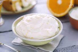 Per iniziare la preparazione della crema al mascarpone dovete come prima cosa separare i tuorli dagli albumi. Ricetta Crema Al Mascarpone Senza Uova La Ricetta Di Giallozafferano