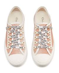 Spedizione gratuita a partire da € 30 e resi la nostra collezione di scarpe offre opzioni per qualsiasi tipo di donna e necessità. Walk N Dior Velvet Sneaker Christian Dior Shoes Velvet Sneakers Dior Shoes