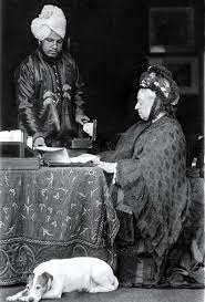 À son retour, son eh bien, j'avais peine à croire à certains détails, notamment victoria se mettant à apprendre l'hindoustani ! Queen Victoria With Her Indian Servant Abdul Karim Whom She Called Munshi Teacher And Who Taught Her Hindi Personnages Historiques Royaute Empire Britannique