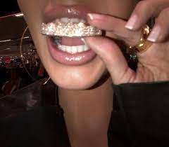 Pullout gold grillz made to look perm! Girls With Grillz Kylie Jenner Tracee Ellis Ross Beyonce Fashion And Beauty Bet