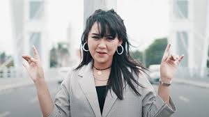 Happy mengatakan jika dirinya sangat menyukai lagu bergenre pop, hanya saja karena kebutuhan ekonomi ia kemudian beralih menjadi seorang penyanyi dangdut. Happy Asmara Tribunnewswiki Com Mobile