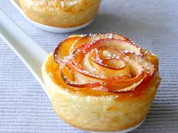 Des Petites Roses De Pommes Elegantes Et Raffinees Qui Feront Sensation Aupres De Vos Invites Tout D Abord Pre Rose Feuilletee Aux Pommes Pomme Alimentation