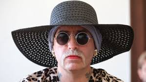 Video-Hit im Netz: Kündigung nach Fahneneid mit Dino-Puppe