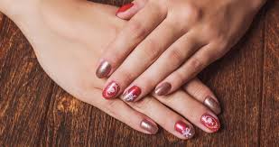 Déco ongles noël en couleurs plus foncées! 13 Couleurs De Vernis A Ongles Tendances Pour Les Fetes De Fin D Annee Vernis Semi Permanent