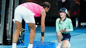2, um am donnerstagabend die dritte runde der australian open zu erreichen. Australian Open Rafael Nadal Herzt Ballmadchen Nachdem Er Es Abgeschossen Hat