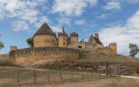 6000m² avec pont-levis : Le château d'Yves Lecoq en Charente, monument  historique, cédé pour un "projet pas raisonnable" Yves Lecoq s'est imposé  au fil des années comme l'une des figures les plus