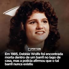 Em 1985, Debbie Wolfe, enfermeira na Carolina do Norte, desapareceu sem  explicação. Seu corpo foi encontrado pela família dentro de um barril  submerso no lago do quintal de casa, um local inesperado