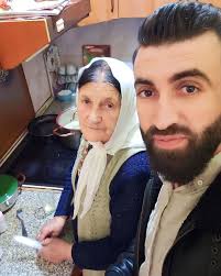 Përkujdesja e ka emrin NANË-GRUA! Fotot e fundit për këtë vit me nanën që  si gjithmonë kujdeset për tensionin e babës, duke i bërë gati kosin me  hudhër... Dashnia s'ka nevojë për