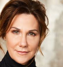 Julie Dell's Instagram, Twitter & Facebook