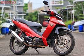 Namun motor ini dibanderol dengan sangat mahal yakni rp 700 jutaan. Nostalgia Kawasaki Zx130 Motor Bebek Unik Yang Tangkinya Ada Di Depan Gridoto Com