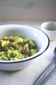 Rezept Fur Kartoffelsalat Aus Neuen Kartoffeln Mit Gebackenen Radieschen Und Radieschengrun Pesto Per Kartoffelsalat Lebensmittel Essen Kartoffelsalat Rezept