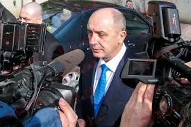 Milionarul a primit în străinătate vestea că a fost condamnat la 7 ani de detenţie. Io0kykw9tm9wxm