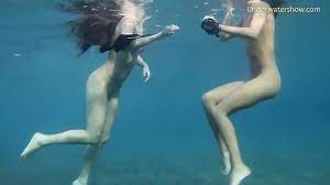 Underwater in the sea babes enjoy themselves - XVIDEOS.COM