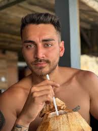 Hi!🌺 I'm David, I'm 30 years old. I've just arrived in the country and  found a job. I'm looking for a shared apartment close to the city centre,  with a budget of