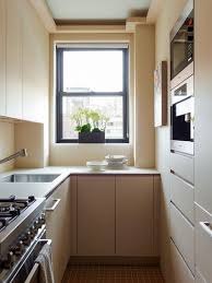 Kleine Kuche In Creme Platz Optimal Nutzen Tiny Kitchen Design Kitchen Design Small Stylish Kitchen