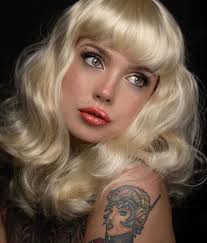 Peluca pinup rubia, rizada con flequillo corto, estilo años 50: Cora