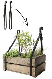 Entretien et rempotage, arrosage et exposition du spathiphyllum. 101 Objets Pour Votre Maison Qui Vont Vous Simplifier La Vie Support Jardiniere Jardiniere En Bois Jardiniere Balcon