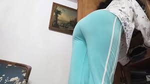 Stiefmutter-MILF beim putzen des schranks erwischt und in ihren dicken  arsch gefickt