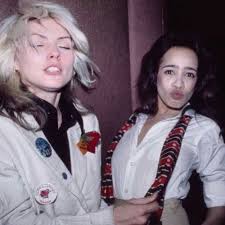 Debbie Harry And Ronnie Spector 1978 Ronnie Was Visiting Blondie S Recording Session For Their Albu Blondie Debbie Harry Ronnie Spector Deborah Harry Blondie