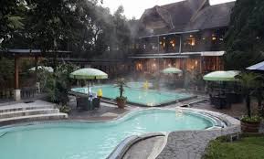 Ada villa yang berada di perbukitan, villa di tepi danau, villa di puncak, hingga villa di tengah hutan. 15 Villa Murah Di Ciater Rp 345 000 Yang Ada Kolam Renang Air Panas Untuk Kapasitas Rombongan 40 Orang Bagus Jejakpiknik Com