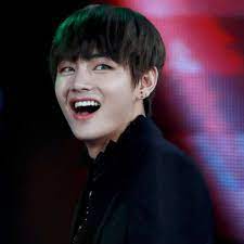 In the study, they theorized that since the right half of your brain is more involved with regulating your emotions and it controls the muscles on your left side, your left cheek is more expressive. 10 Reasons Why Everybody Loves Bts V Spinditty