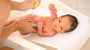 Until the umbilical cord is healed, the aap recommends you stick to sponge baths. Reasons To Delay Baby S First Bath