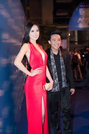 Trong ảnh chụp, cả hai còn đứng sát rạt, thân mật cực kỳ. Mai PhÆ°Æ¡ng Thuy Om áº¥p Noo PhÆ°á»›c Thá»‹nh