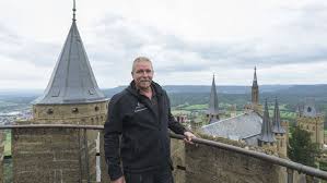 Wenn man bilder aus vorherigen sommern sieht, weiß man auch das die burg sehr überlaufen sein kann. Burg Hohenzollern Wie Arbeitet Es Sich Als Hausmeister Einer Ganzen Burg Baden Wurttemberg Stuttgarter Nachrichten