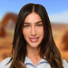 Tess Larsen's Instagram, Twitter & Facebook