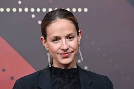 Lisa Bitter, Einzelbild, angeschnittenes Einzelmotiv, Portraet, Portrait,  Porträt. Roter Teppich