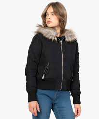 Un blouson chaud d'hiver en fausse fourrure, d'inspiration bomber. Blouson Femme Coupe Courte Avec Doublure Chaude Et Capuche Fantaisie Gemo