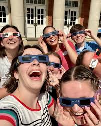 UMW students and professors paused their day to witness the mesmerizing  solar eclipse! ☀️🌑 With the clear skies, our Physics department set up a  telescope for an enhanced view, and thanks to