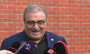 Apropo de mesajele libidinoase trimise de Geolgău mamei unui junior. Eu  vreau să știu dacă puștiul a fost selecționat la echipele naționale. Voi  realizați cum fac ăștia selecțiile? Le arată mămica o