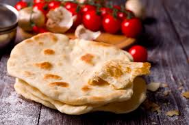 Il pane arabo ha una forma rotonda ed è di dimensioni piuttosto piccole, è morbido e dopo la cottura cresce, prestandosi così alla farcitura. Come Si Fa Il Pane Arabo Senza Lievito Gustoblog