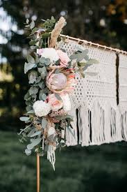 Boho Hochzeit Traubogen Aus Kupfer Mit Makramee Und Protea Blumengestck Boho Wedding Ceremony Arch Made Of C Boho Hochzeit Hochzeitsdekoration Bogen Hochzeit