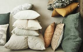 Découvrez nos housses de coussin de différentes dimensions et de coloris variés. Coussin De Canape Coussin Deco Alinea
